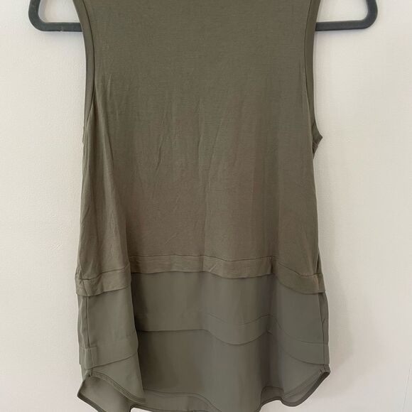 Michael kors sleeveless shirt in army green, mostly made of polyester NWOT small - Picture 6 of 6